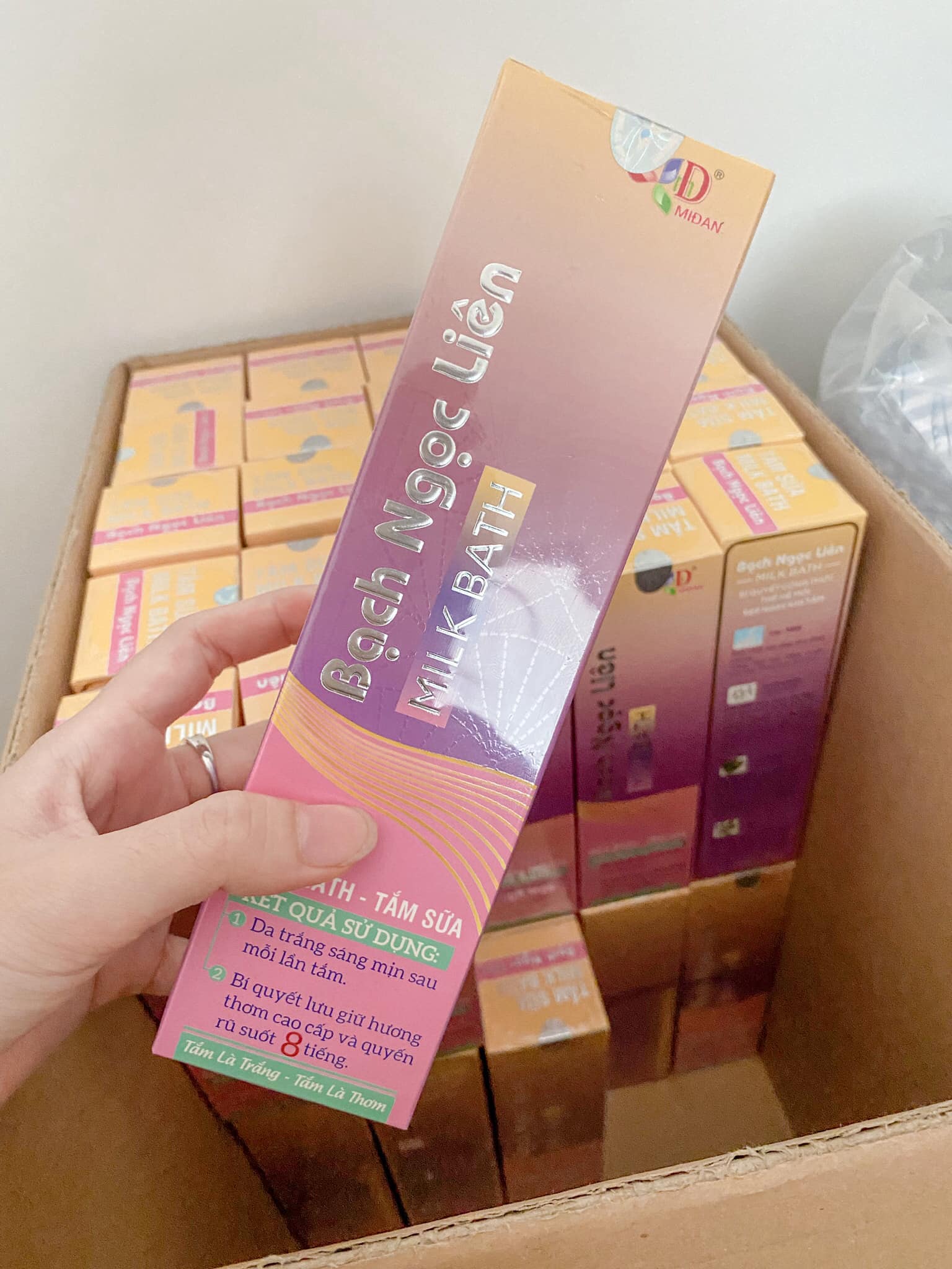 Tắm sữa tắm Milk Bath Bạch Ngọc Liên đã trắng lại còn thơm đã thơm lại còn trắng Tắm sữa tắm Milk Bath Bạch Ngọc Liên đã trắng lại còn thơm đã thơm lại còn trắng