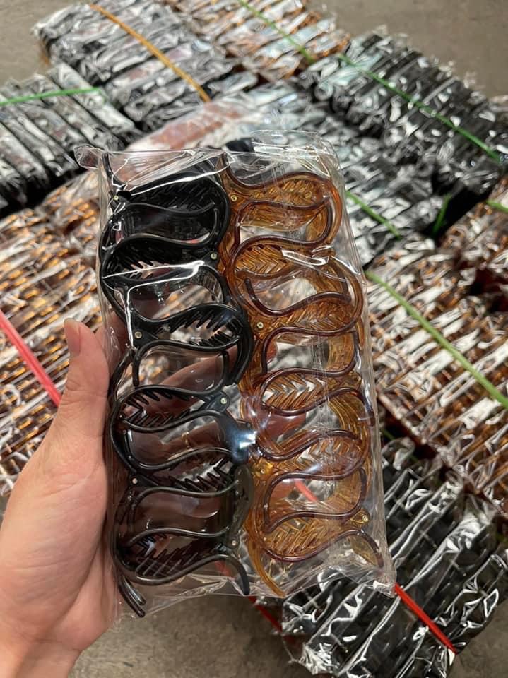 Em bán sỉ lố kẹp càng cua 12 kẹp giá 16k/lố khách nào cần mua sử dụng hay mua về tặng khách nhắn em nha Em bán sỉ lố kẹp càng cua 12 kẹp giá 16k/lố khách nào cần mua sử dụng hay mua về tặng khách nhắn em nha