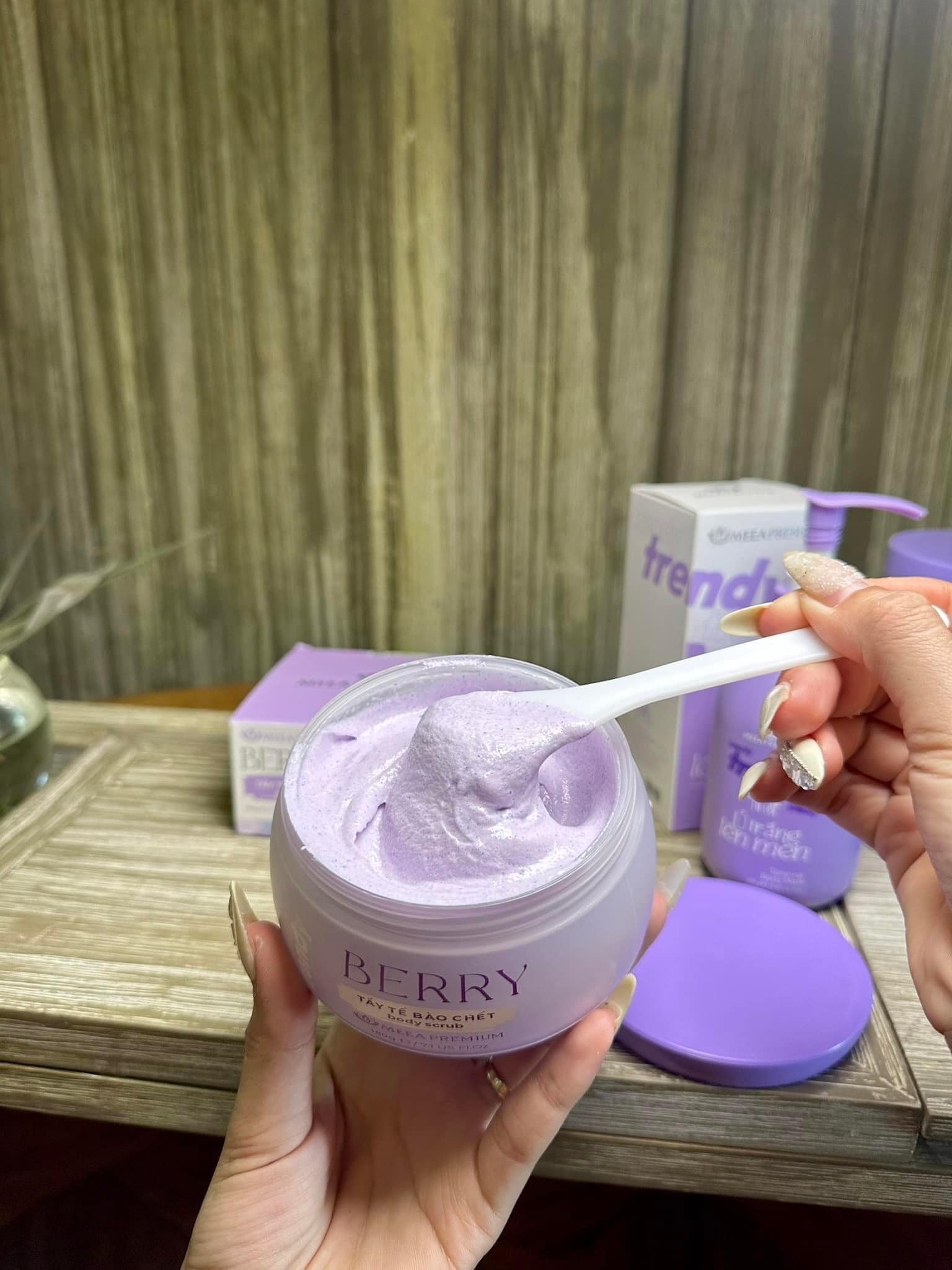 Thực sự quá tâm đắc hũ tẩy da chết Berry Tím Hạt Silica cao cấp này Thực sự quá tâm đắc hũ tẩy da chết Berry Tím Hạt Silica cao cấp này