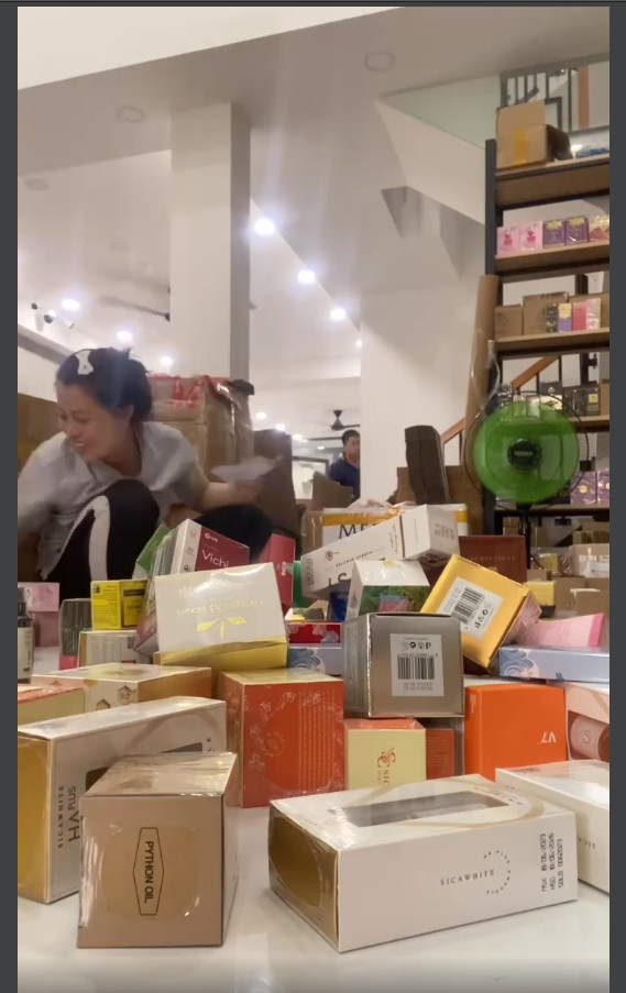 Đường thì ngọt, ớt lại cay Đừng nhìn em nữa, mà hãy mua ngay