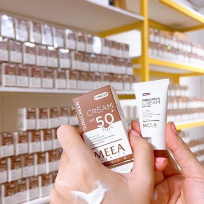 Mùa này nên dùng kem chống nắng mấy chị ơi Nắng quá nắng thoa kem mà thiếu bước chống nắng thi có lỗi cho da Mùa này nên dùng kem chống nắng mấy chị ơi Nắng quá nắng thoa kem mà thiếu bước chống nắng thi có lỗi cho da