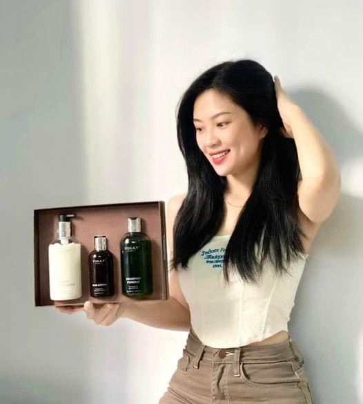 Quà tặng 20/10 tuyệt vời kèm hộp và túi xịn xò Muốn tóc hết hơi tóc con mọc nhiều nhanh dài giảm rụng mà không biết tới tinh dầu bưởi Vijully thì thật là tiếc Quà tặng 20/10 tuyệt vời kèm hộp và túi xịn xò Muốn tóc hết hơi tóc con mọc nhiều nhanh dài giảm rụng mà không biết tới tinh dầu bưởi Vijully thì thật là tiếc