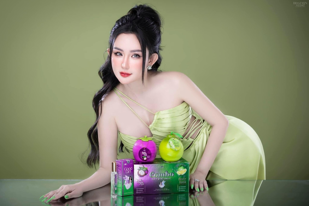 Nghe đồn chai nước hoa tơm khiếp lắm thêm cái sữa tắm Khổ Qua tắm vừa mịn vừa thơm Nghe đồn chai nước hoa tơm khiếp lắm thêm cái sữa tắm Khổ Qua tắm vừa mịn vừa thơm