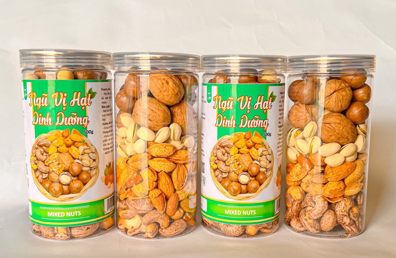 Tết này shop em có bán thêm đồ ăn vặt nha khách có đầy đủ các món luôn ạ