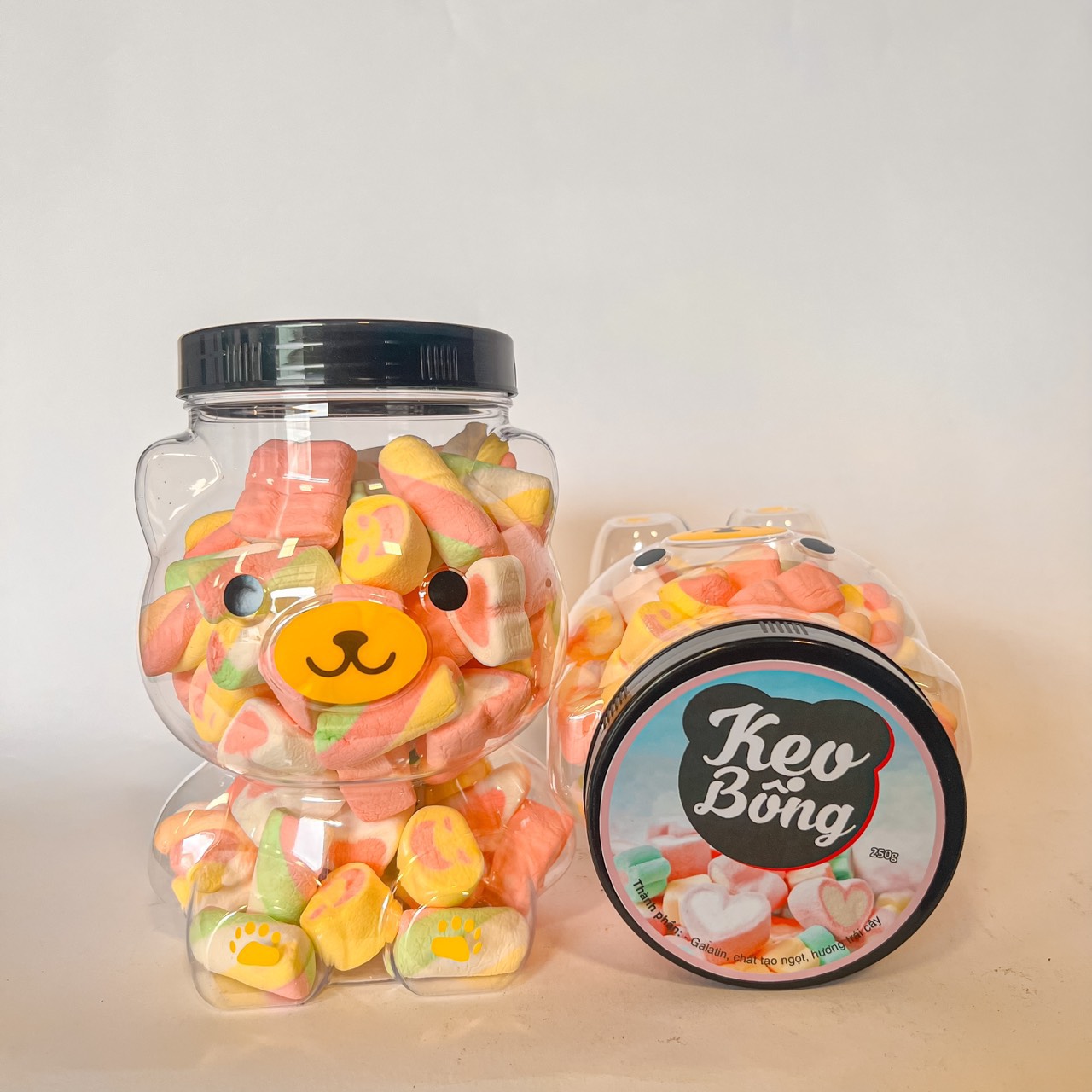 Tết này shop em có bán thêm đồ ăn vặt nha khách có đầy đủ các món luôn ạ Tết này shop em có bán thêm đồ ăn vặt nha khách có đầy đủ các món luôn ạ