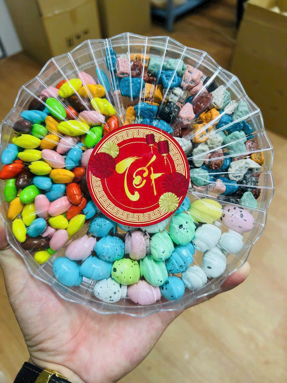 Tết này shop em có bán thêm đồ ăn vặt nha khách có đầy đủ các món luôn ạ Tết này shop em có bán thêm đồ ăn vặt nha khách có đầy đủ các món luôn ạ