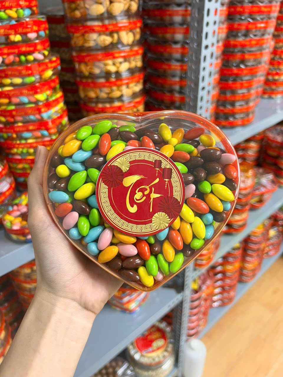 Tết này shop em có bán thêm đồ ăn vặt nha khách có đầy đủ các món luôn ạ Tết này shop em có bán thêm đồ ăn vặt nha khách có đầy đủ các món luôn ạ