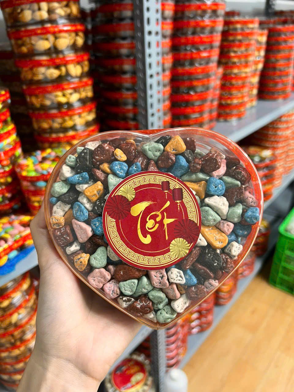 Tết này shop em có bán thêm đồ ăn vặt nha khách có đầy đủ các món luôn ạ Tết này shop em có bán thêm đồ ăn vặt nha khách có đầy đủ các món luôn ạ