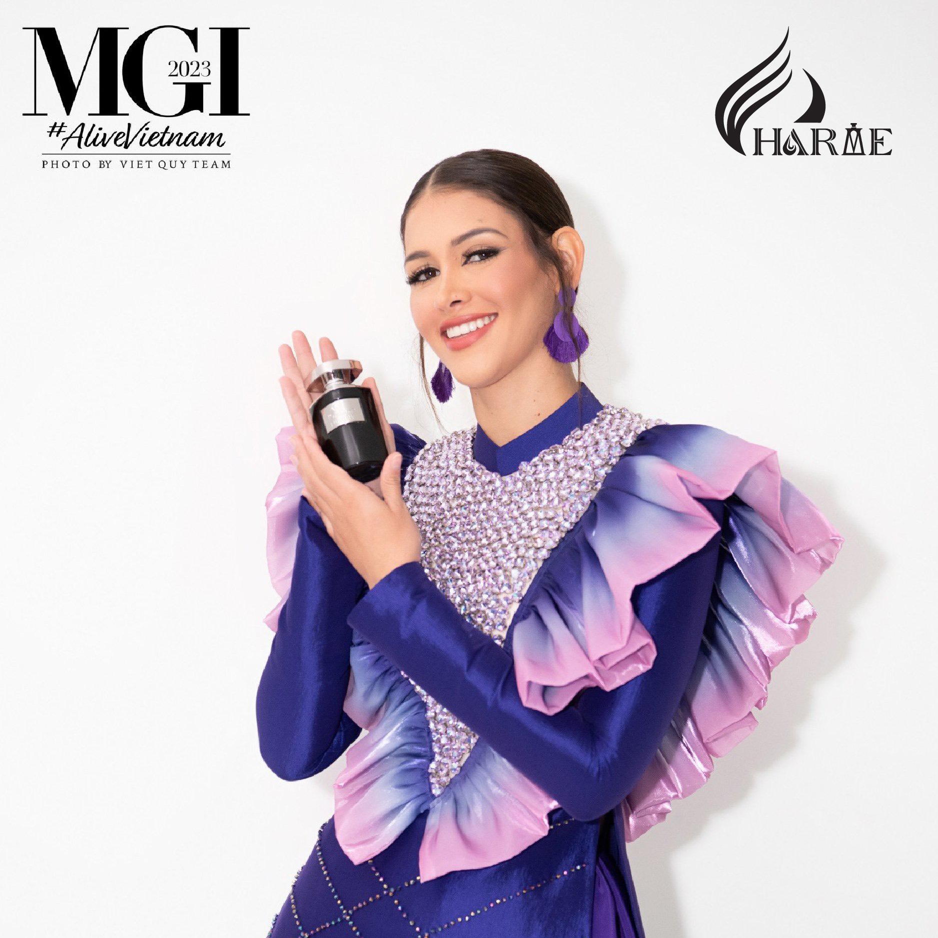 Không chỉ là một chai nước hoa Charme Luxury còn là biểu tượng của sự quyền lực và nam tính Không chỉ là một chai nước hoa Charme Luxury còn là biểu tượng của sự quyền lực và nam tính