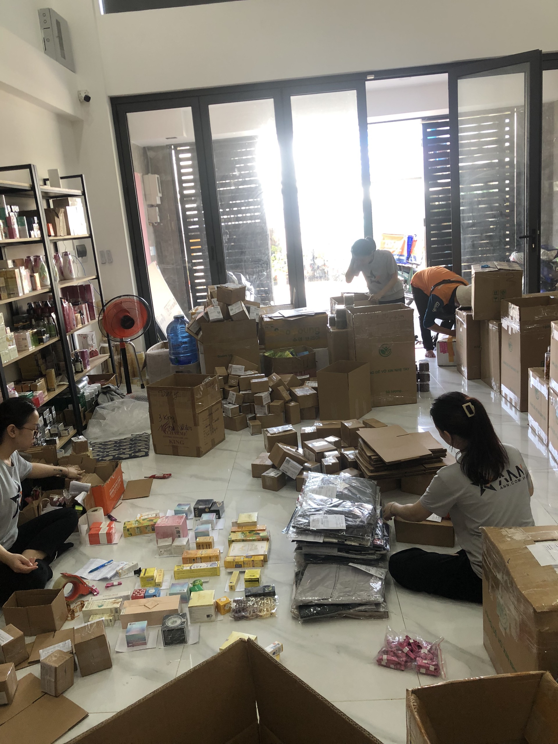 Mỹ phẩm nước hoa quần áo cùng với đồ ăn vặt và bao lì xì hiện đã có mặt tại nhà ANN