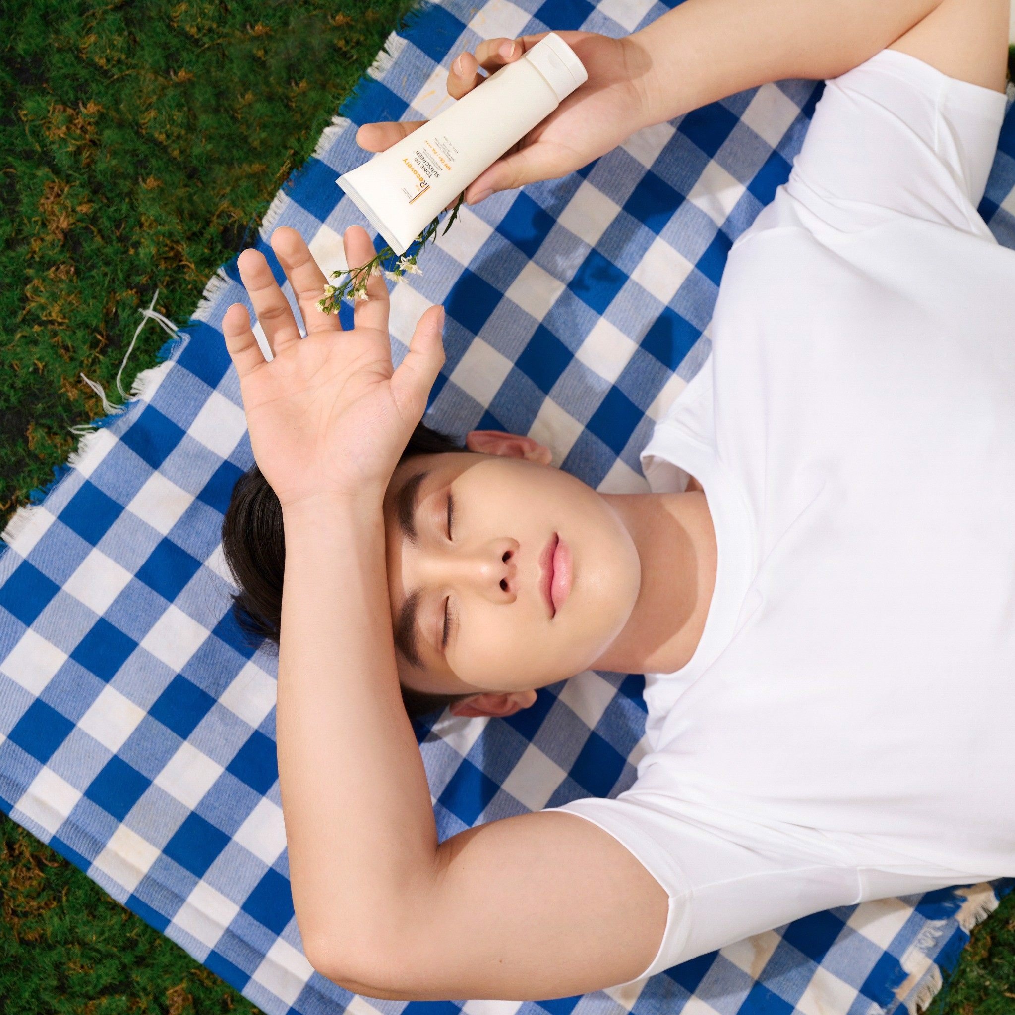 Kem chống nắng là một sản phẩm không thể thiếu trong quy trình chăm sóc da hàng ngày của chúng ta