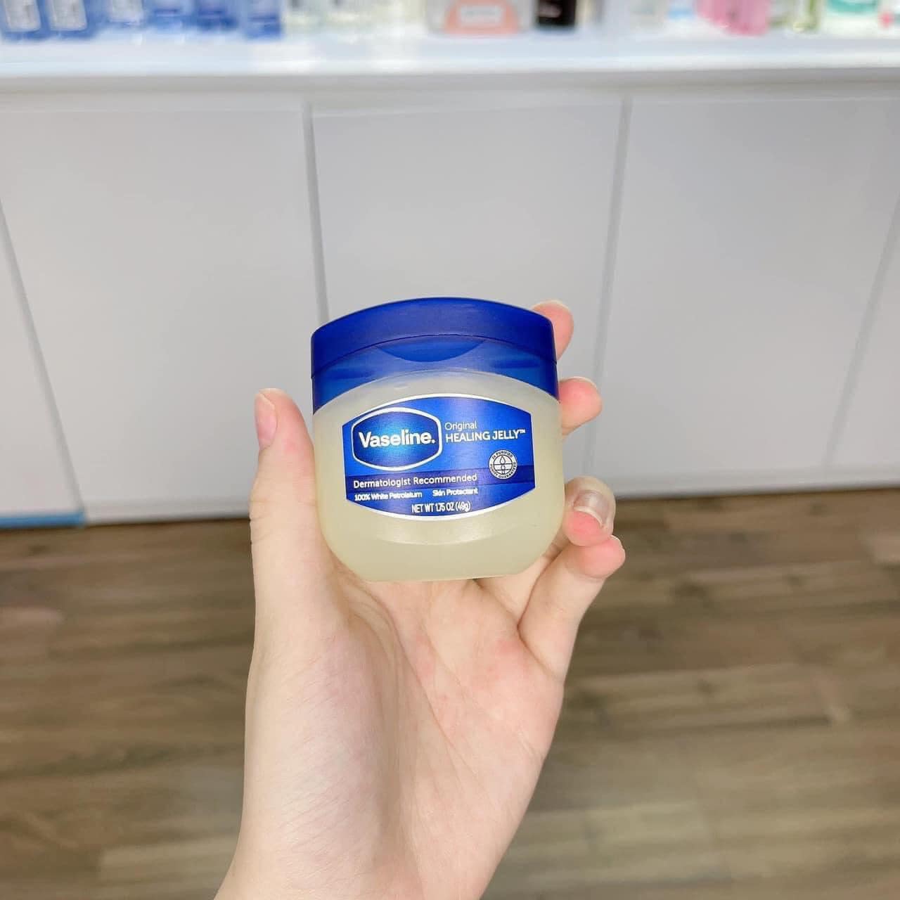 Sáp dưỡng ẩm VaSeline trị nẻ Mỹ là sản phẩm tuyệt vời cần có trong mọi gia đình Sáp dưỡng ẩm VaSeline trị nẻ Mỹ là sản phẩm tuyệt vời cần có trong mọi gia đình