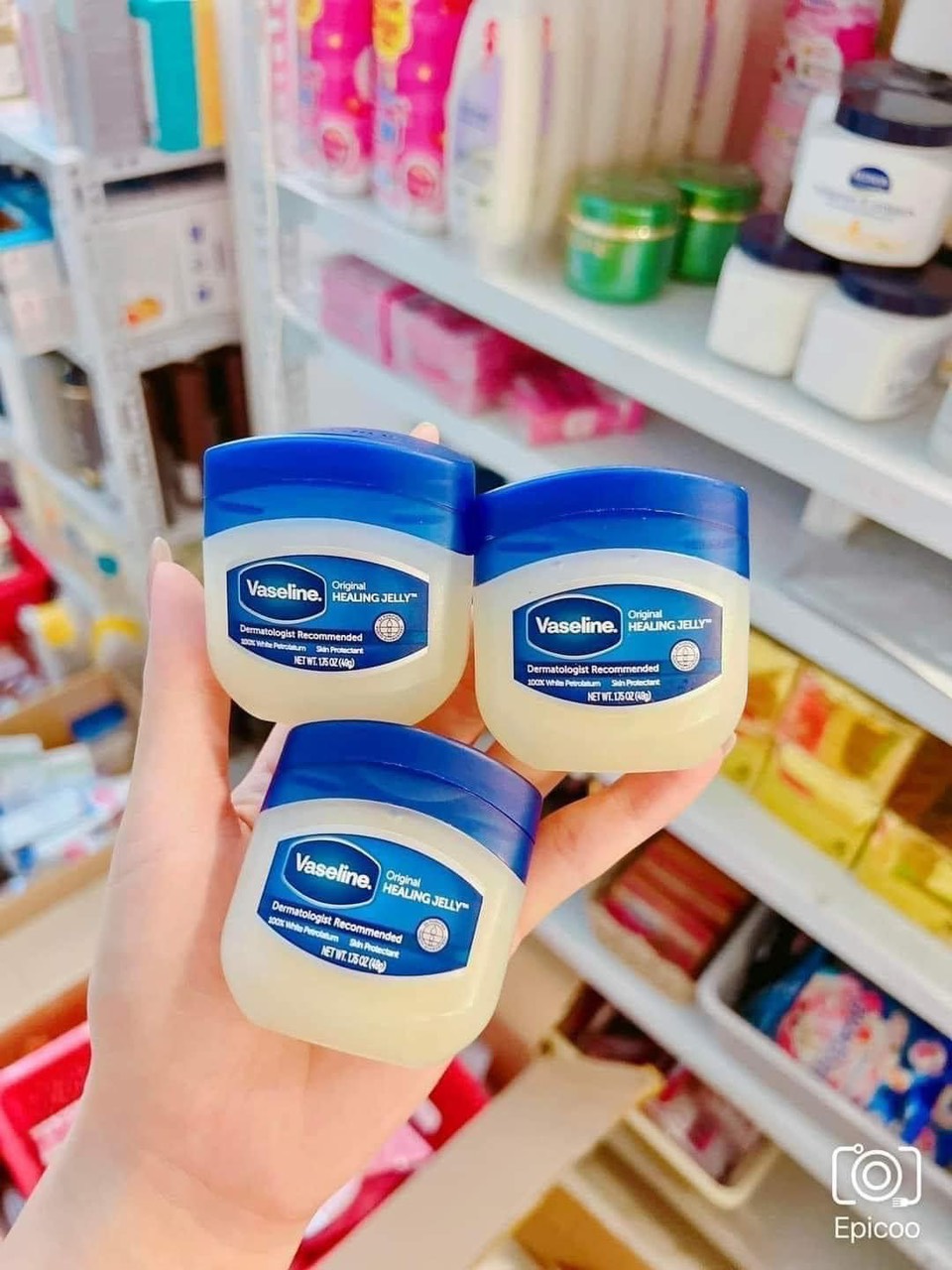 Sáp dưỡng ẩm VaSeline trị nẻ Mỹ là sản phẩm tuyệt vời cần có trong mọi gia đình