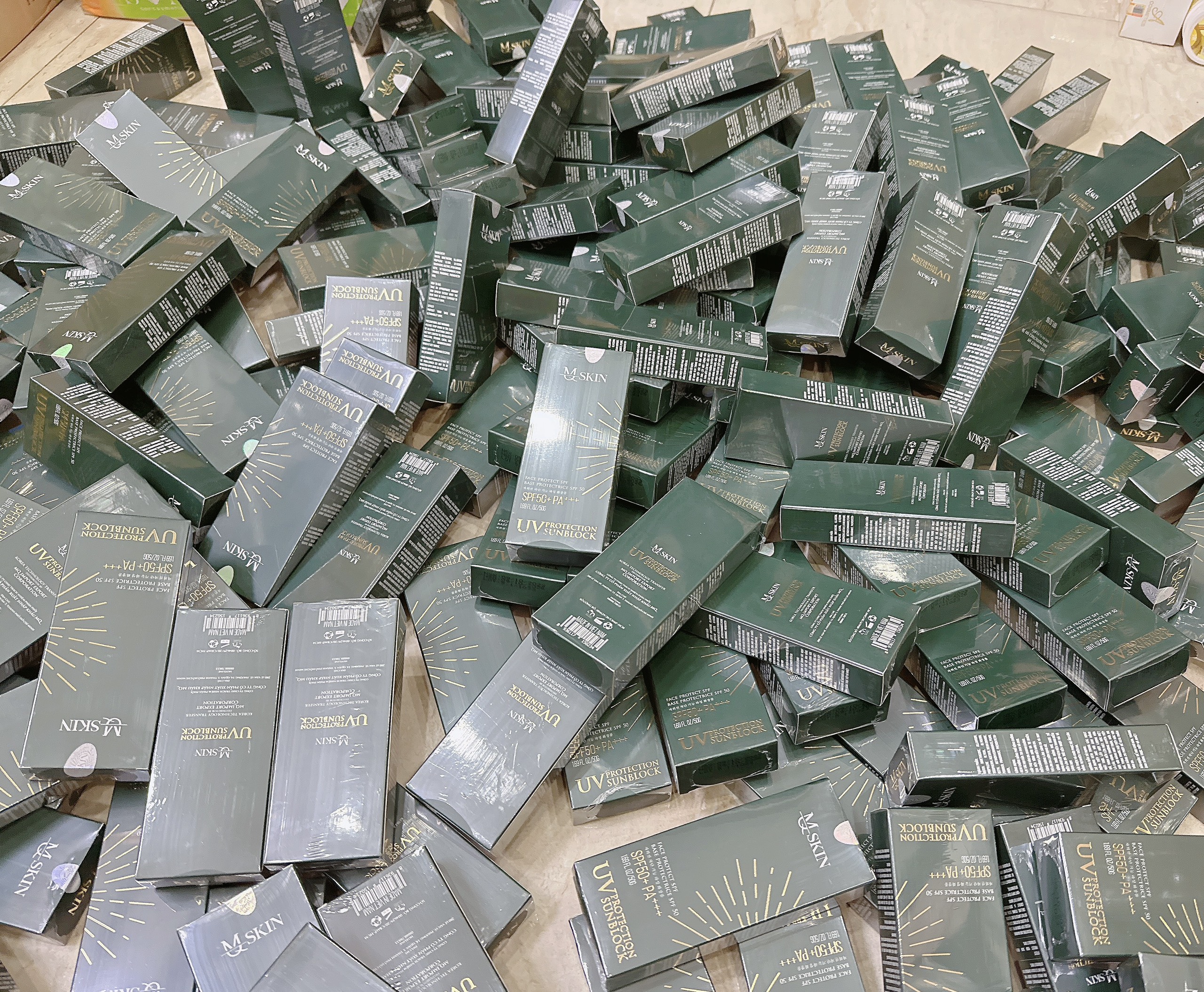 Kem chống nắng MQSkin có chỉ số chống nắng cao bảo vệ da và ngăn bụi bẩm và vi khuản trên da Kem chống nắng MQSkin có chỉ số chống nắng cao bảo vệ da và ngăn bụi bẩm và vi khuản trên da