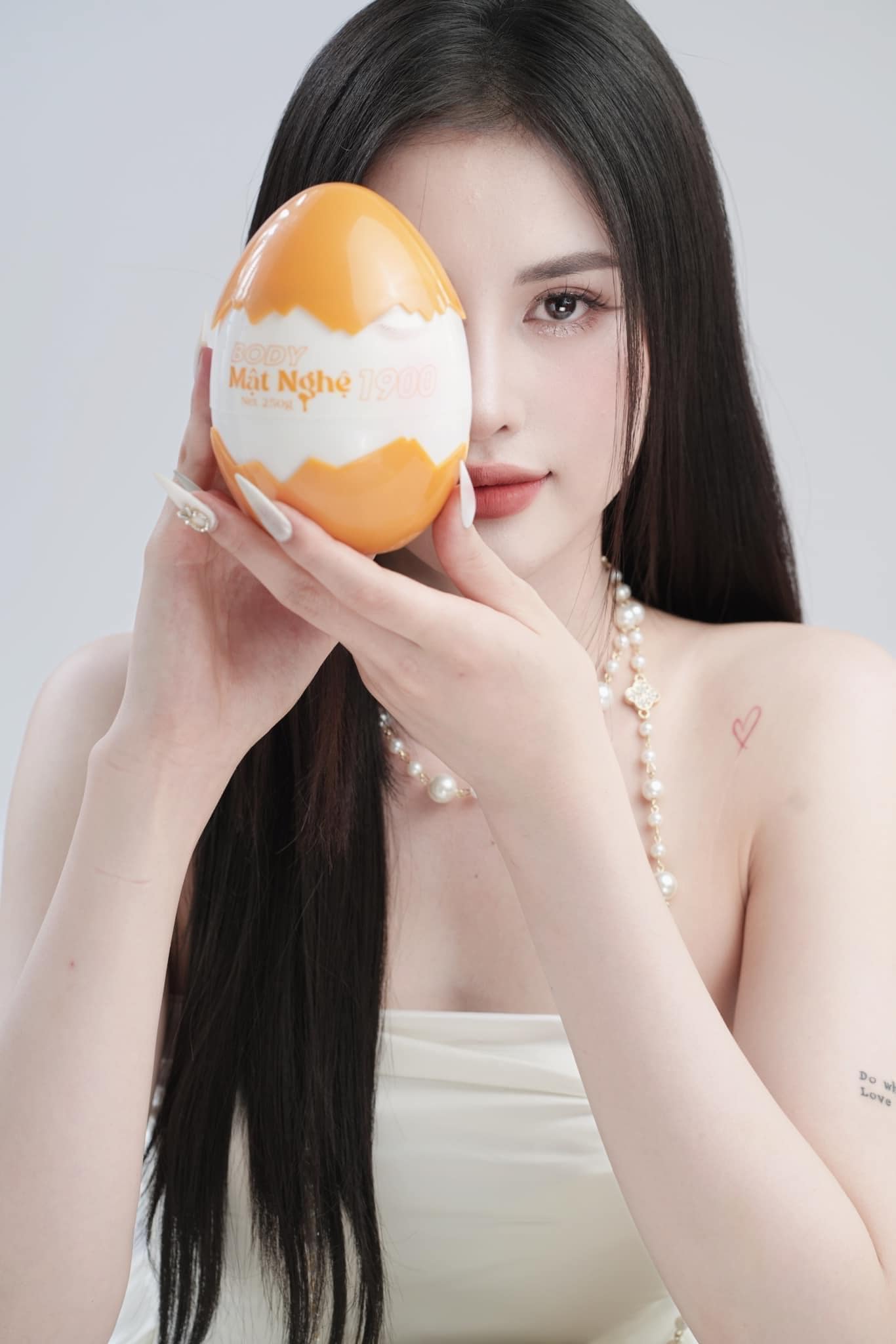 Kem Body Mật Nghệ 1900 Queenie Skin đi tới đâu gây nghiện tới đó ạ Kem Body Mật Nghệ 1900 Queenie Skin đi tới đâu gây nghiện tới đó ạ