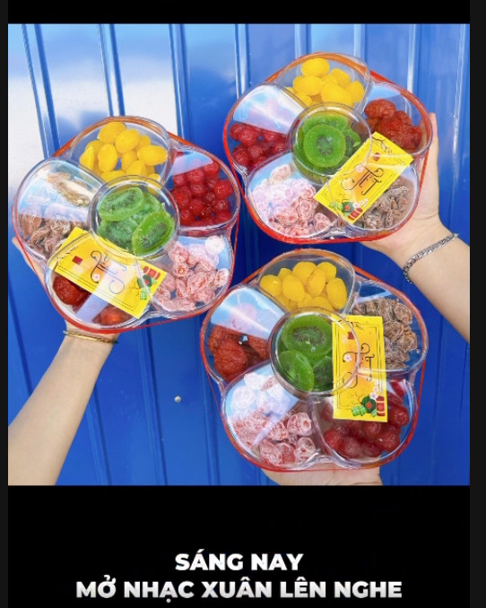 nhâm nhi đồ ăn - vui vẻ đón xuân