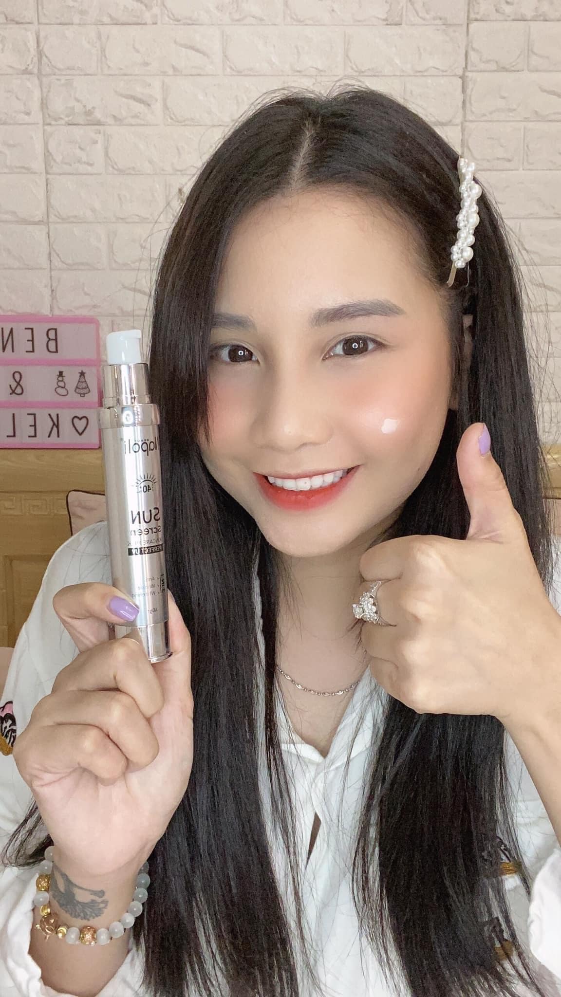 Kem chống nắng Phân Tử Nước NAPOLI dạng sữa lỏng thấm nhanh trên da không vốn cục ráo mịn. Kem chống nắng Phân Tử Nước NAPOLI dạng sữa lỏng thấm nhanh trên da không vốn cục ráo mịn.