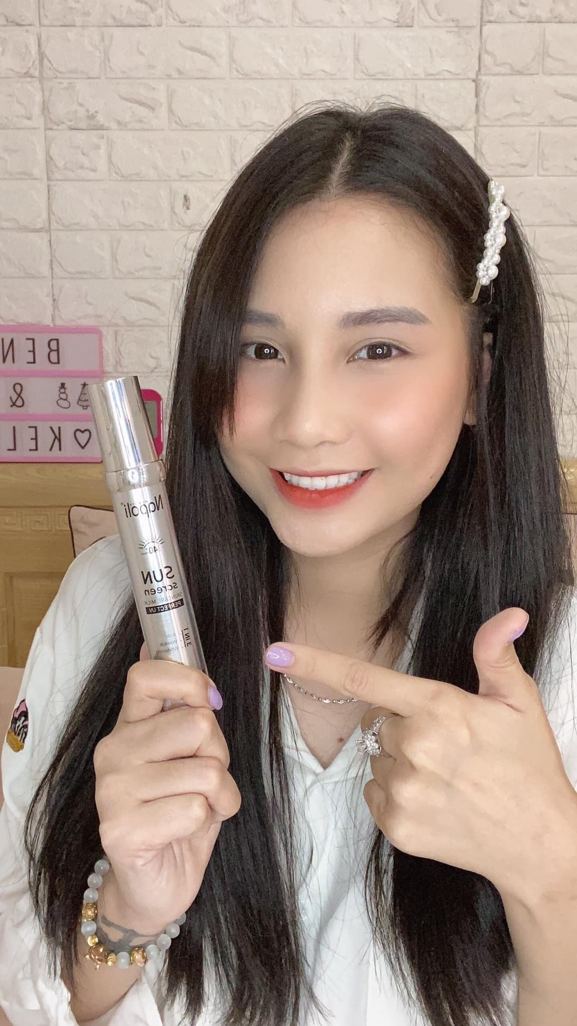 Kem chống nắng Phân Tử Nước NAPOLI dạng sữa lỏng thấm nhanh trên da không vốn cục ráo mịn. Kem chống nắng Phân Tử Nước NAPOLI dạng sữa lỏng thấm nhanh trên da không vốn cục ráo mịn.