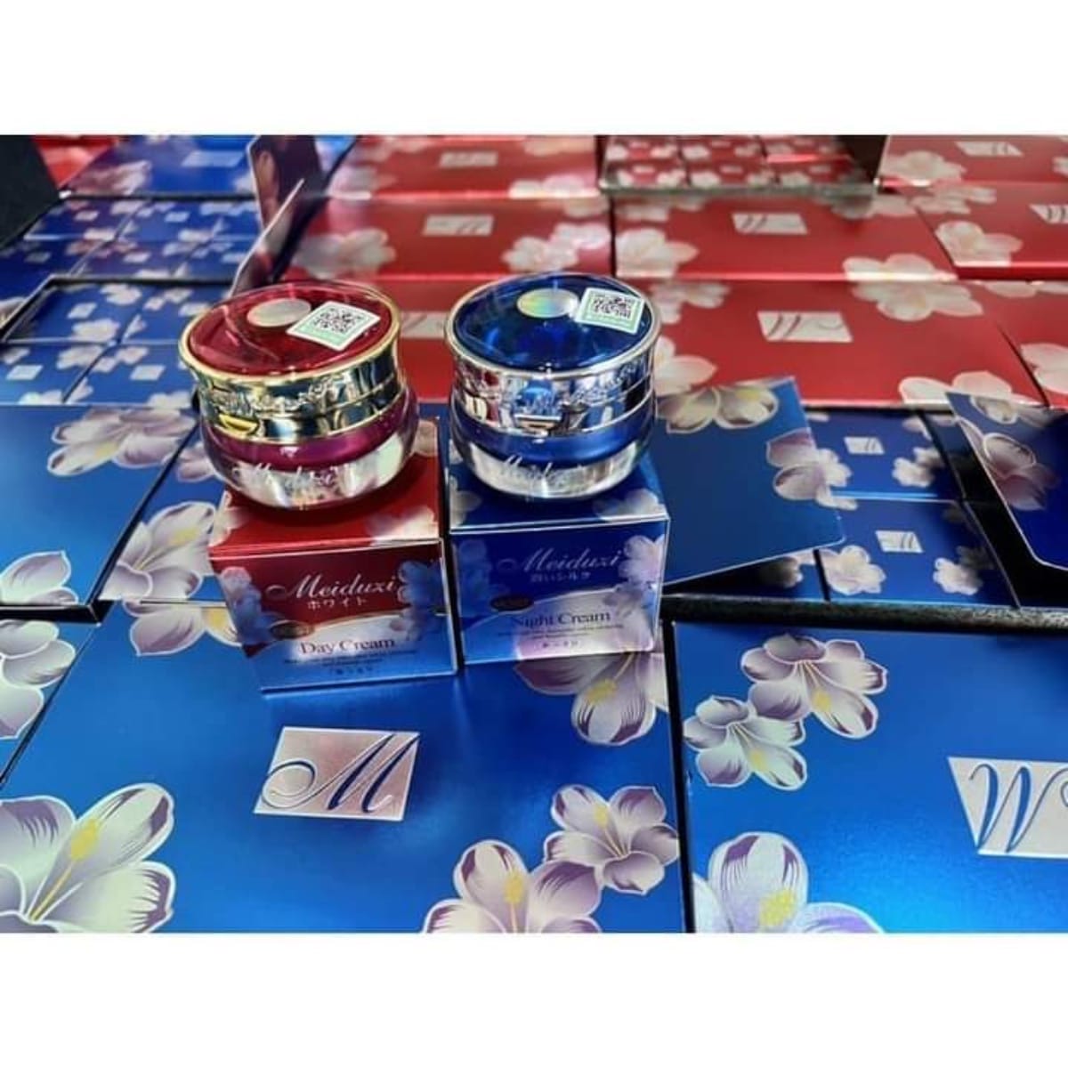 Kem dưỡng da Meduzi hộp tem vuông mẫu mới hộp chiếu lấp lánh Kem dưỡng da Meduzi hộp tem vuông mẫu mới hộp chiếu lấp lánh