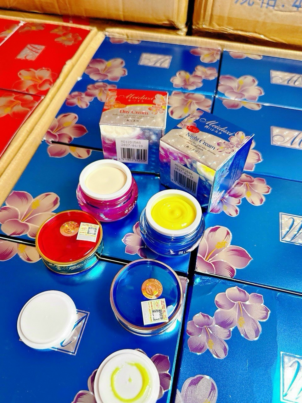 Kem dưỡng da Meduzi hộp tem vuông mẫu mới hộp chiếu lấp lánh Kem dưỡng da Meduzi hộp tem vuông mẫu mới hộp chiếu lấp lánh