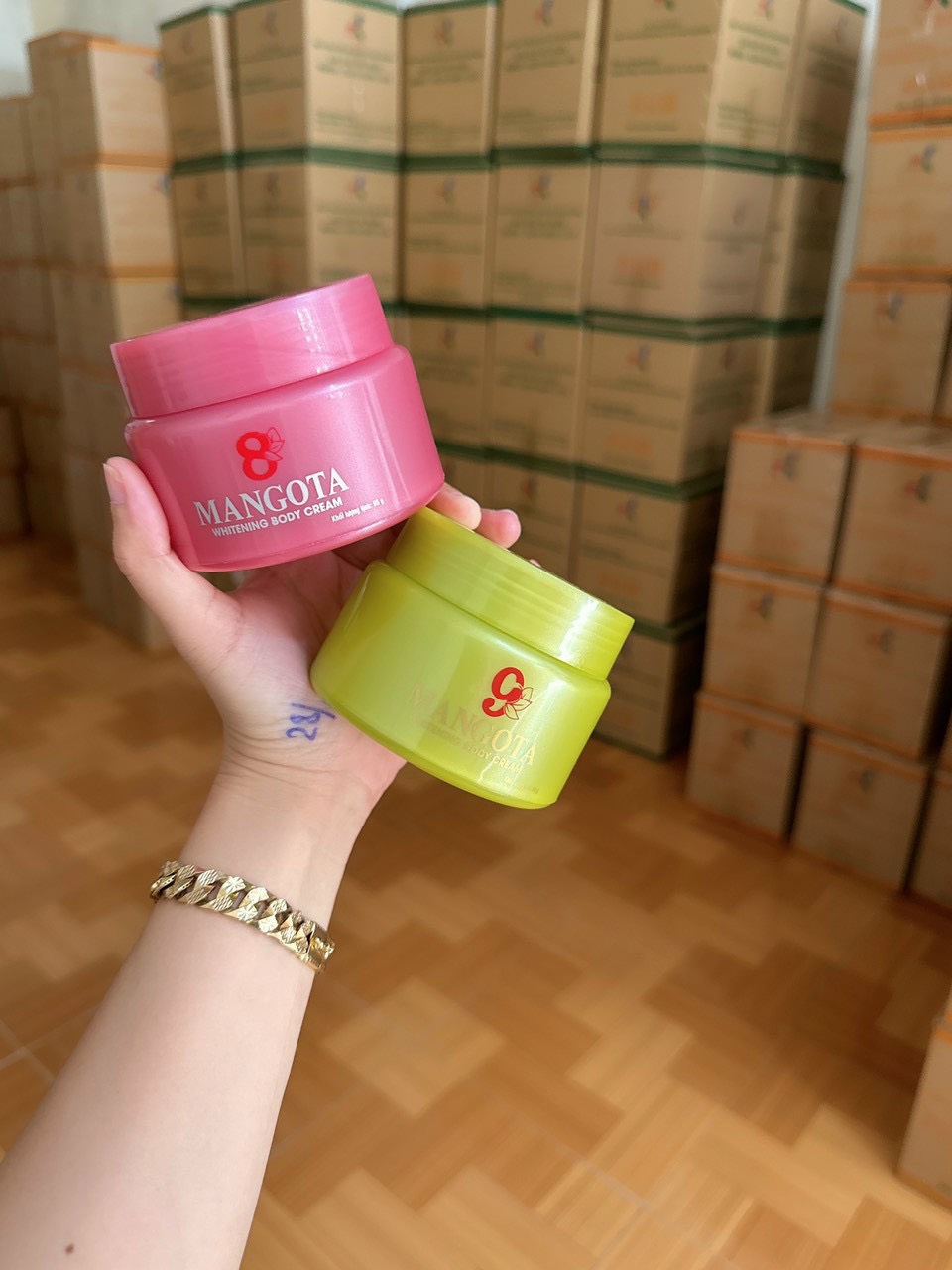 Body MANGOTA 9 trắng mạnh mẽ trắng cực kì Body MANGOTA 9 trắng mạnh mẽ trắng cực kì