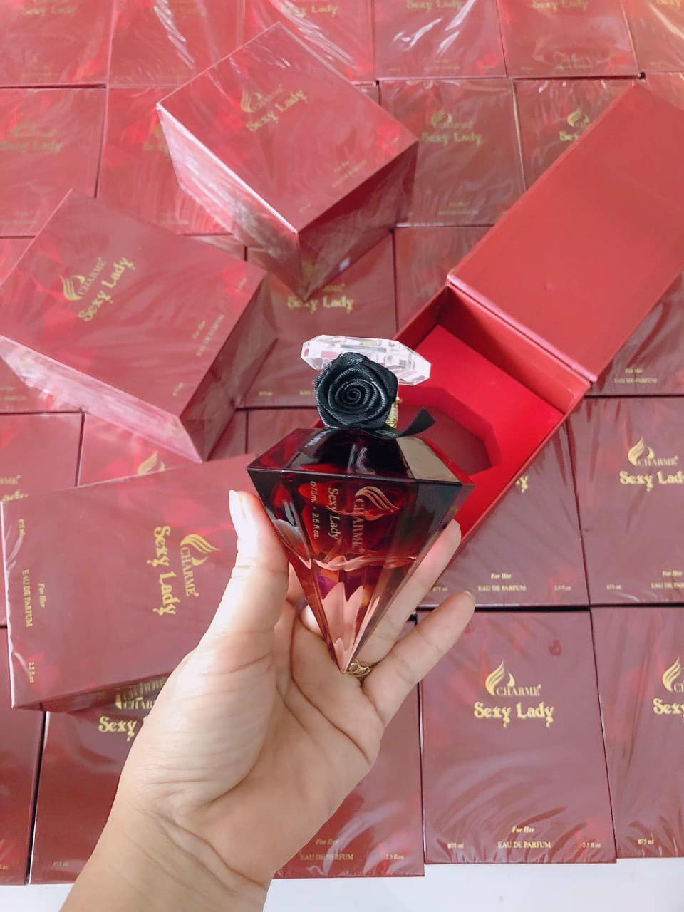 Nước Hoa Charme Sexy Lady 75ml Nữ sẽ là sự lựa chọn không thể thiếu của bất kì cô nàng nào yêu thích nước hoa. Nước Hoa Charme Sexy Lady 75ml Nữ sẽ là sự lựa chọn không thể thiếu của bất kì cô nàng nào yêu thích nước hoa.