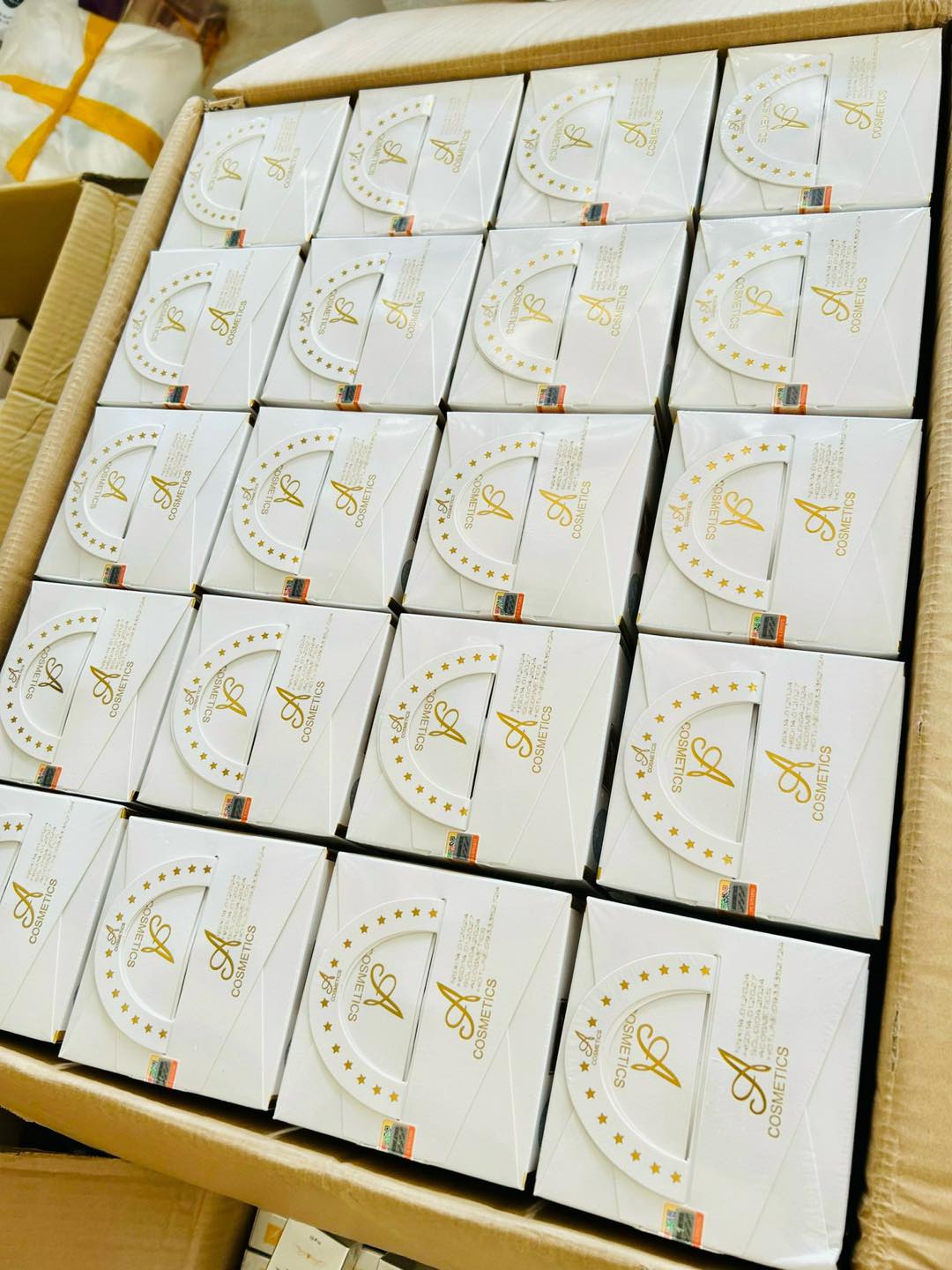 Kem Body Mềm A Cosmetics hay còn được gọi với cái tên gần gũi là Kem Body Chữ A với chất kem cải tiến xuất sắc Kem Body Mềm A Cosmetics hay còn được gọi với cái tên gần gũi là Kem Body Chữ A với chất kem cải tiến xuất sắc