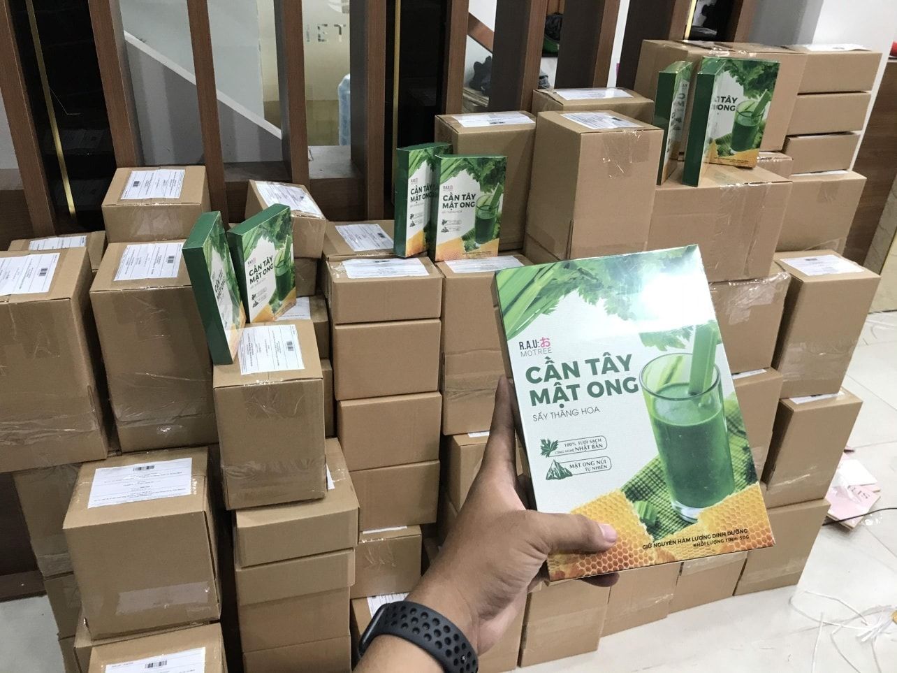 Lô hàng cần tây mật ong về bạt ngàn