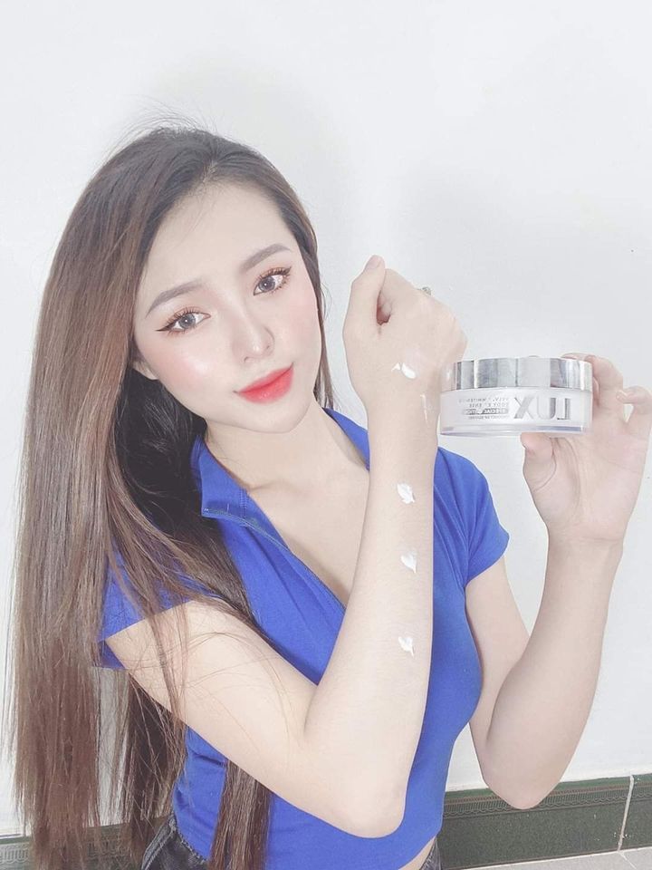 Các chị em xinh đẹp cùng tinh chất kem body Lux