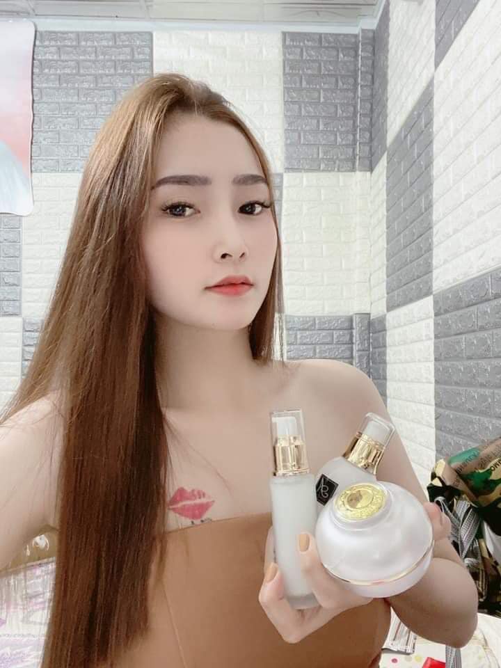 Nếu mấy bà đang tìm kiếm 1 bộ Face trắng hồng không 1 em mụn ???